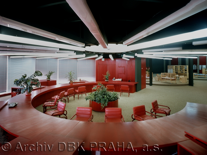 Vedle kavárny byla umístěna také předimenzovaná poradna interiérových architektů. O služby architektů byl sice zájem, ale architekti často neměli, co by mohli zákazníkům doporučit či navrhnout. Žádané zboží prostě tehdy bylo nedostatkové.