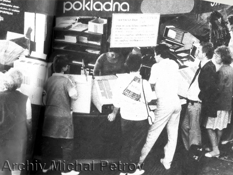 Zákazníků bylo mnoho, ale zboží obvykle nedostatek. Realitou všedního dne byly pořadníky a dlouhé čekací lhůty na dodání nábytku.