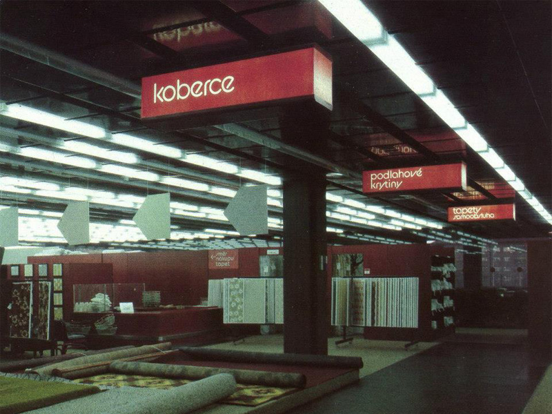 V 80. letech nabízelo DBK nejširší možnou nabídku nábytku v socialistickém Československu. Z tohoto období se bohužel zachovalo velmi málo fotografií, které by dokládaly, jak přesně prodejní expozice nábytku v DBK vypadaly.