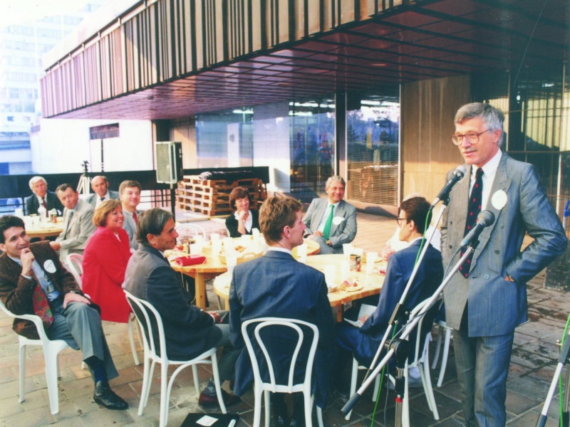 Vstup švédské firmy IKEA byl podporován i československou vládou, otevření jejího prvního obchodu v Československu se účastnil i tehdejší ministr financí Václav Klaus.