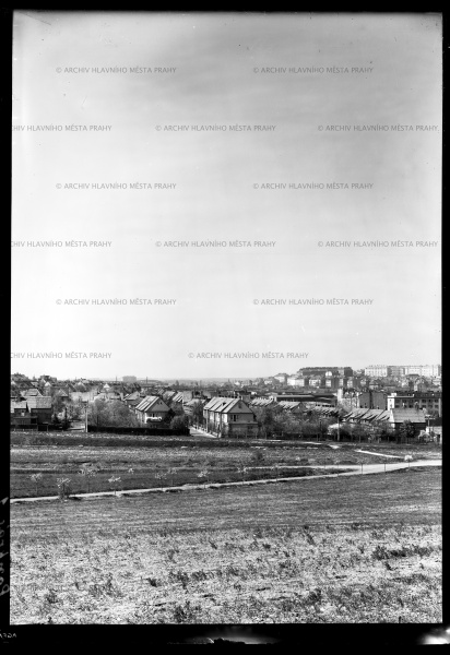 Panoramatický pohled na pankráckou pláň a Horní Krč z rozhraní Spořilova a Záběhlic. Většina území ještě není zastavěna. Rok 1956.