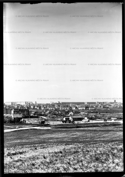 Panoramatický pohled na pankráckou pláň a Horní Krč z rozhraní Spořilova a Záběhlic. Většina území ještě není zastavěna. Rok 1956.