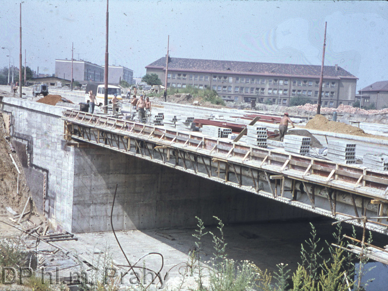 Pohled na přemostění ulic Antala Staška a Budějovická při stavbě metra na Kačerov. Rok 1972.