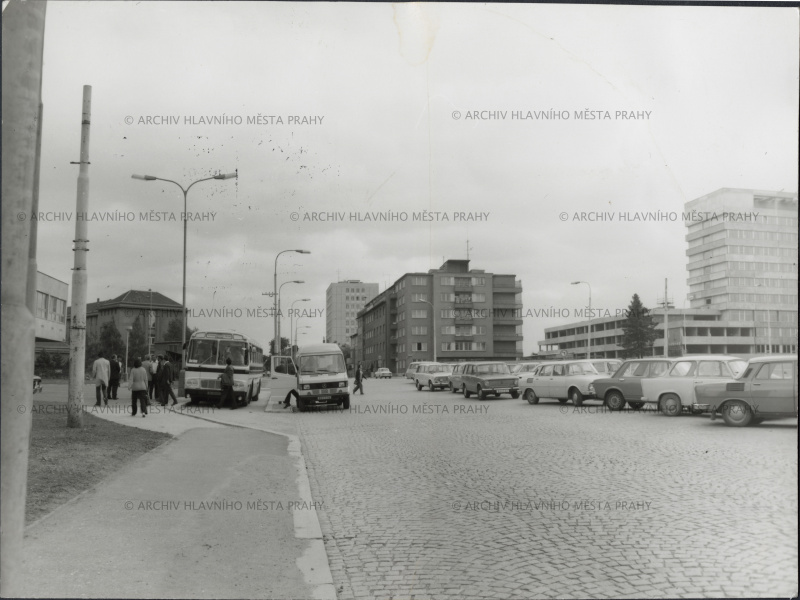 Pohled z Budějovického náměstí směrem na Kačerov, vlevo hotel ILF, vpravo rozestavěná poliklinika. Rok 1978.