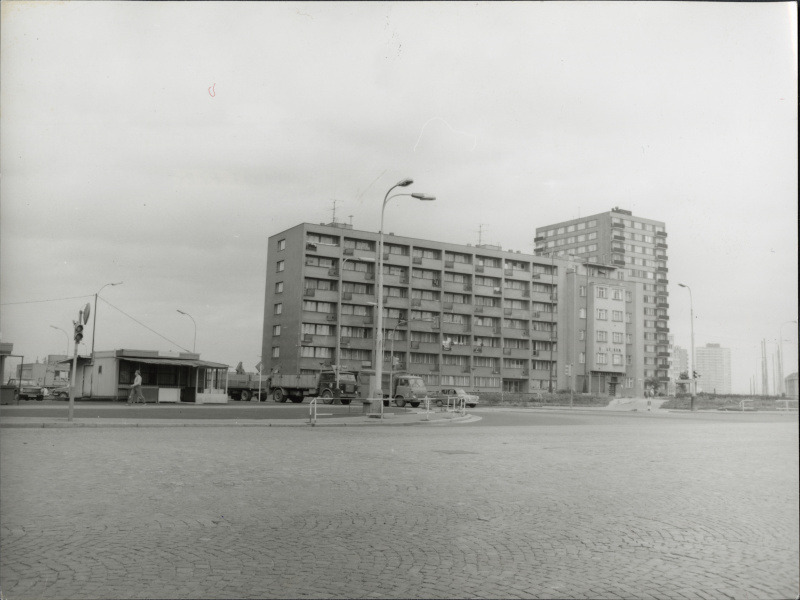 Pohled z Budějovického náměstí na domy v dnešní Batelovské ulici. Tyto domy není z Budějovické ulice pro pozdější zástavbu dnes vidět. Rok 1978.