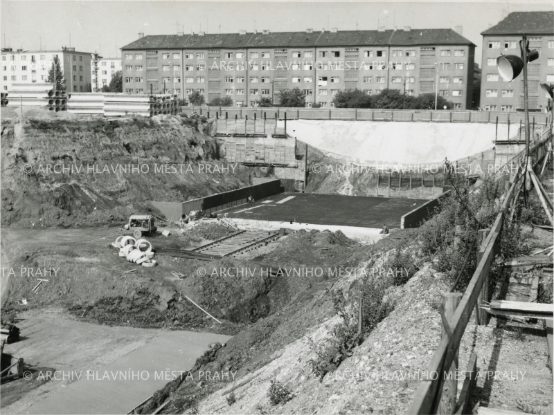 Výstavba linky C – stanice Budějovická v roce 1971. V pozadí domy v Pacovské ulici (870–873, 965 a 1585).