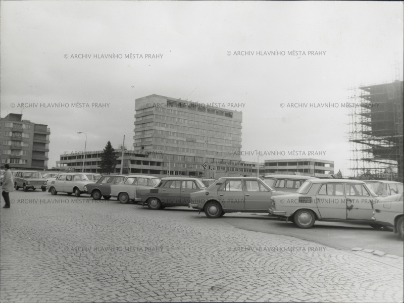 Pohled na nedokončenou budovu polikliniky. Rok 1978.