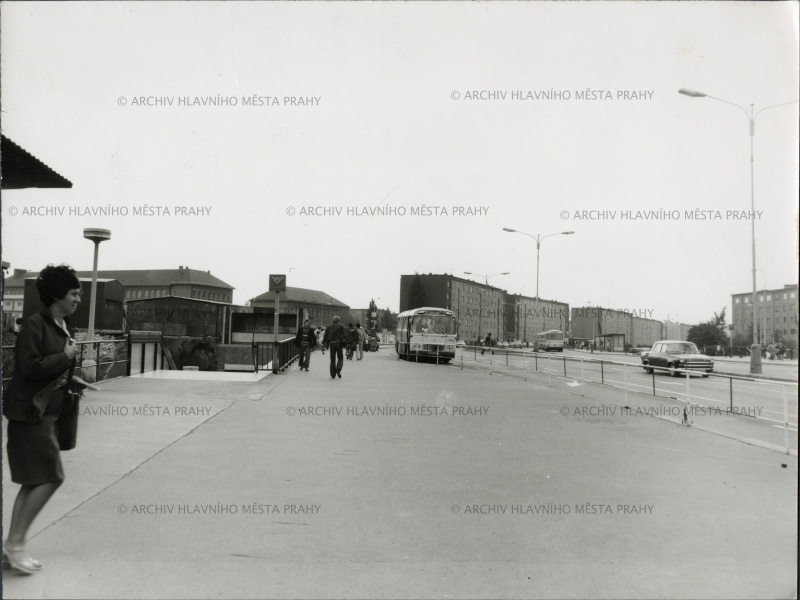 Výstup ze stanice metra Budějovická v roce 1978 směrem do Olbrachtovy ulice.