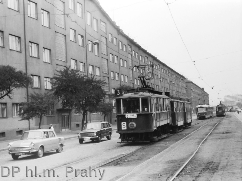 Budějovická byla napojena na pražskou hromadnou dopravu v roce 1925, kdy do Horní Krče začal jezdit autobus.