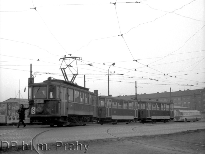 Dne 29. 5. 1930 byla na Budějovické náměstí zavedena tramvajová doprava (linka 18/14) s konečnou na Kačerově.
