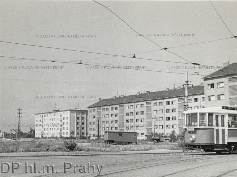 V roce 1938 byla rozšířena o odbočnou trať po ulici Antala Staška se smyčkou na Ryšánce (linka 13). Pohled z Budějovického náměstí do ulice Pacovská.