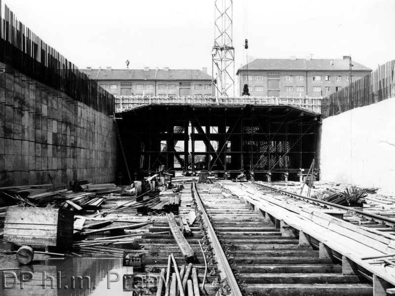 Stavba metra si vyžádala přemostění ulice Antala Staška a Olbrachtova. Rok 1971.
