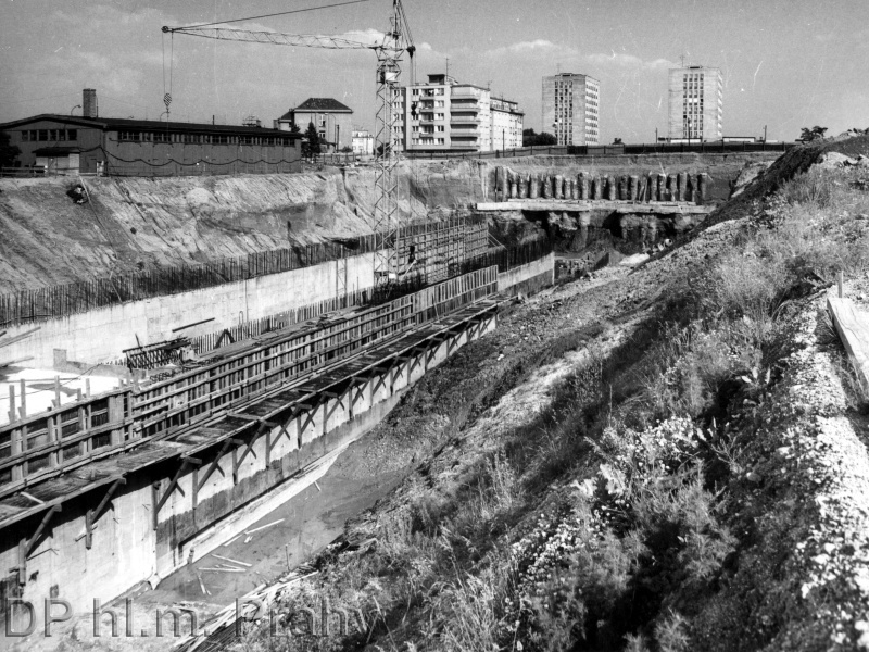 Výstavba metra na dlouhou dobu proměnila celou lokalitu na jedno velké staveniště. Rok 1971.