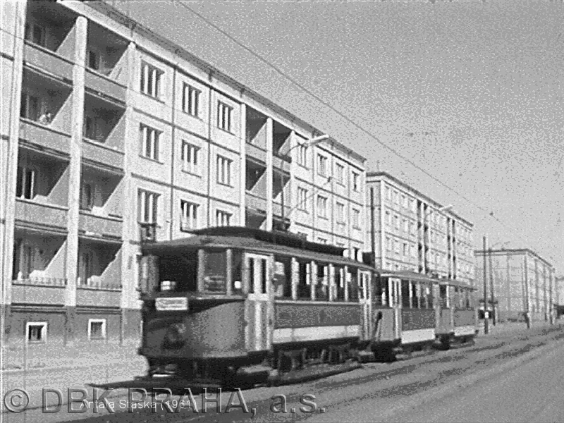 Sídliště bylo vystavěno z panelových bloků T137 z Prefy Toušeň. Pohled z ulice Antala Staška.