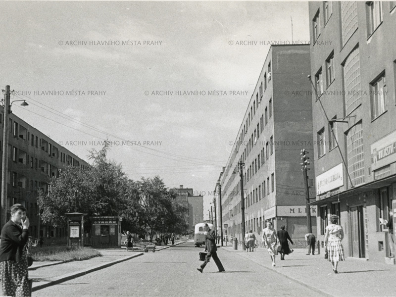 Ještě před druhou světovou válkou bylo u Budějovické postaveno sídliště Zelená Liška (1932–1938) dle návrhu Antonína Černého. Na fotografii je průhled ulicí Za Zelenou Liškou.