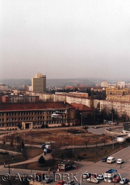 Letecký pohled na ZŠ Poláčkova v roce 1997, v této době ještě nestála budova Budějovické Aleje.